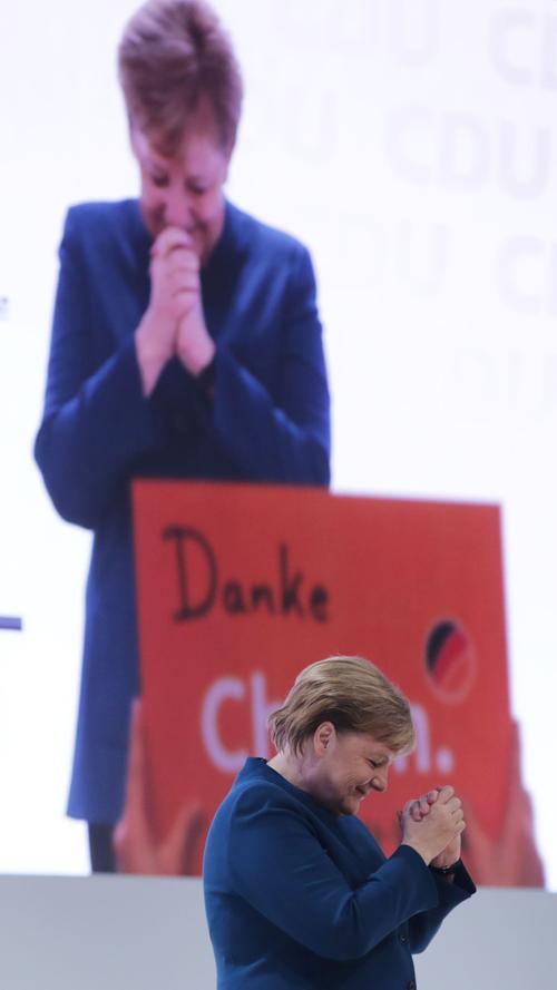 Merkel wirkt nach ihrer Rede und dem Anblick der Danke-Schilder sichtlich bewegt.