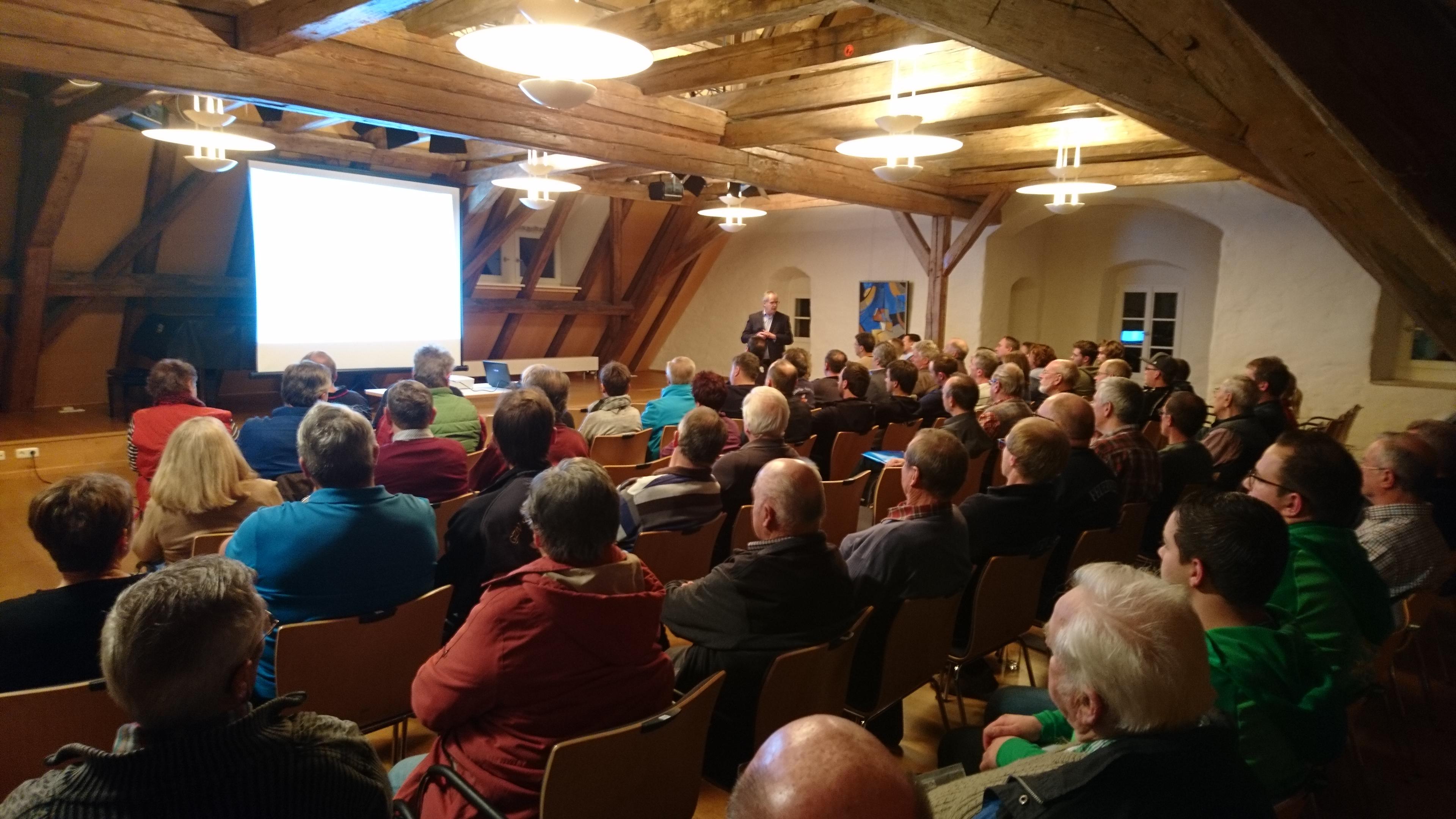 Wer sein Vereinsrecht kennt, macht keine Fehler - unter diesem Motto hatte Ende November die Stadt Treuchtlingen die Vereine aus Treuchtlingen und seinen Ortsteilen zum nunmehr dritten Mal zum Jahrestreffen ins Kulturzentrum Forsthaus eingeladen. Rund 70 Vereinsvertreter folgten dieser Einladung und erhielten nach Begrüßung durch den 2. Bürgermeister Richard Zäh und Wilma Vogel, bei der Stadt zuständig für Wirtschaftsförderung und Stadtentwicklung, im darauffolgenden Vortrag über Vereinsrecht viele wertvolle Hinweise und Tipps. Anhand einer Vereinssatzung erklärte Richard Didyk, Referent der Hanns-Seidel-Stiftung und Rechtsanwalt in München die häufigsten Fehler, die hierbei gemacht werden können und wie diese zu vermeiden sind. Allen Teilnehmern stellte er zur Überprüfung der eigenen Satzung eine Check-Liste zur Verfügung. Auch zum Thema Haftung und Haftungsgrundsätze im Verein hatte Herr Didyk neue und wichtige Informationen im Gepäck. Nach gut zwei Stunden nahmen sich alle Teilnehmer aber auch noch die Zeit für den Austausch untereinander und einen Überblick über bereits gemeldete oder noch zu meldende Veranstaltungen fürs neue Jahr. Somit wird sicher die eine oder andere Terminüberschneidung vermieden. Anita Enser, in der Stadtverwaltung unter anderem zuständig für Gestattungen und Veranstaltungsmeldungen hatte ebenfalls noch einige Hinweise für die Durchführung und Meldung von Festen und bot an, bei der Organisation größerer Feste gerne auch unterstützend zur Verfügung zu stehen.