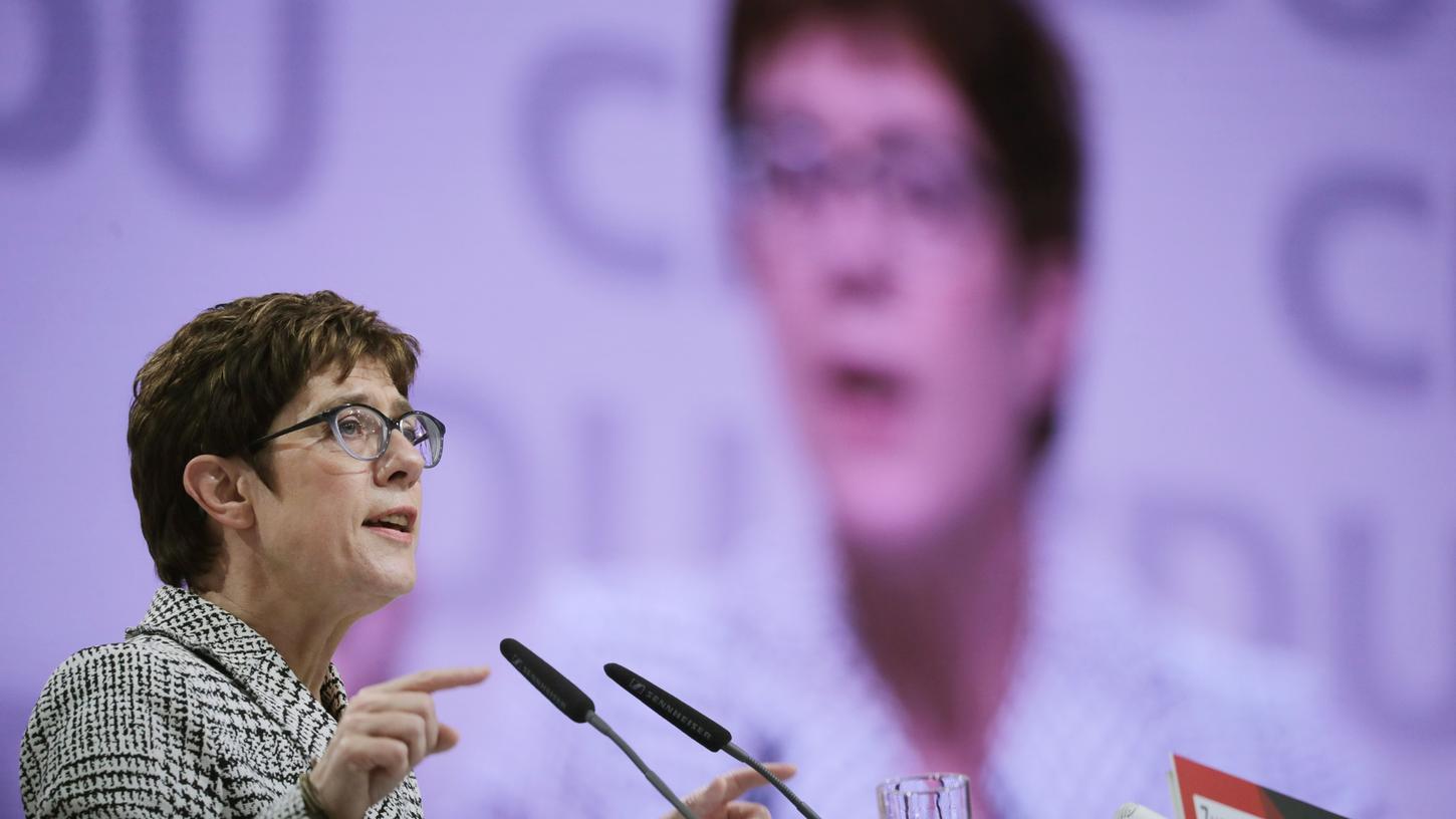 Nach einem knappen Wahlhlentscheid ist es offiziell: Annegret Kramp-Karrenbauer wird Merkels Nachfolgerin an der CDU-Spitze.