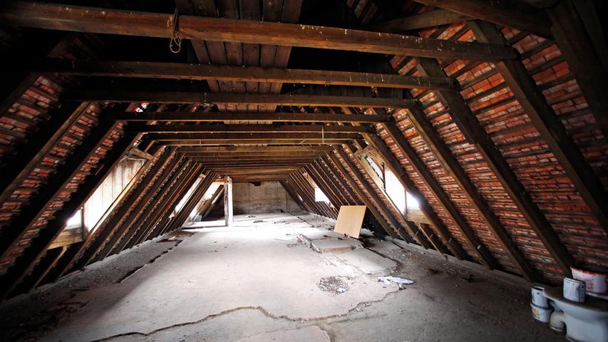 Den riesigen Dachboden können die Bewohner mitnutzen.