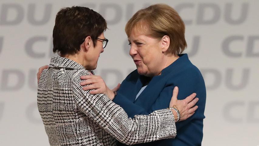 Natürlich darf die erleichterte Umarmung von Merkel nicht fehlen. "Ich nehme die Wahl an und bedanke mich für das Vertrauen", sagt Kramp-Karrenbauer gerührt.