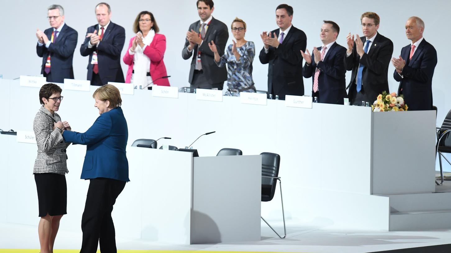 Glückwünsche von der Kanzlerin: Angela Merkel gratuliert ihrer Nachfolgerin Annegret Kramp-Karrenbauer.