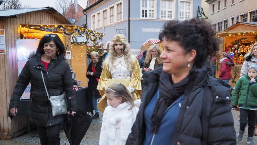Christkind Isabell eröffnet die Treuchtlinger Schlossweihnacht 2018