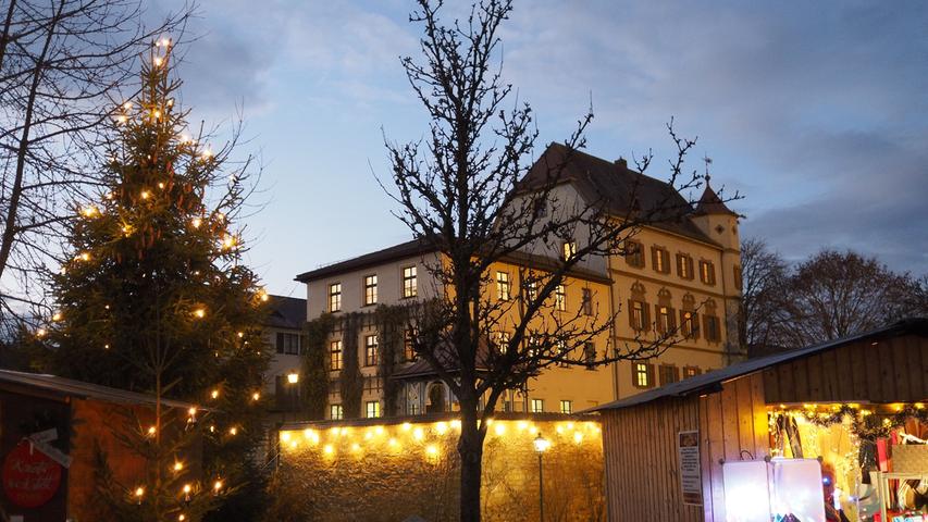 Auch in Treuchtlingen hat man sich letztlich dazu entschieden die Schlossweihnacht, die vom 4. bis 6. Dezember und vom 11. bis 13. Dezember vor dem Schloss stattfinden hätte sollen, abzusagen.