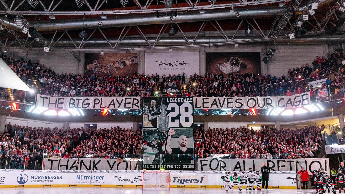 "Thank you for all, Reino"! Die Fans der Ice Tigers bedanken sich bei der Nürnberger Eishockeylegende Steven Reinprecht.