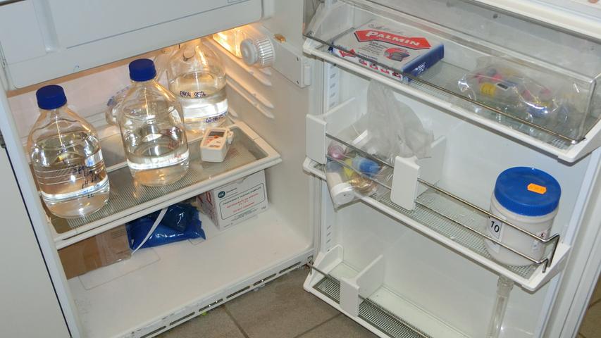 Blick in einen Kühlschrank des Chemielabors. In dem Gerät wird unter anderem künstlicher Speichel aufbewahrt. Er kommt zum Beispiel bei Spielzeug-Tests zum Einsatz - weil Kinder vieles gern in den Mund nehmen.
