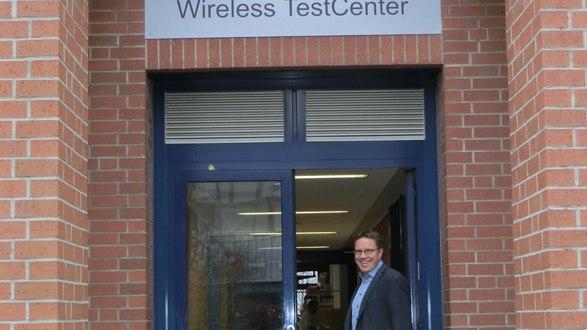 Pressesprecher Rainer Weiskirchen vor dem Eingang zum Nürnberger "Wireless TestCenter" des Tüv Rheinland. Der gebürtige Fürther kennt den weitläufigen labyrinth-artigen Tüv-Standort in der Tillystraße wie seine Westentasche.