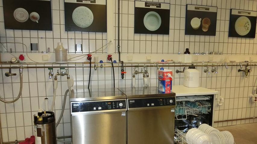 Auch Geschirrspüler kommen in den Nürnberger Tüv-Laboren auf den Prüfstand. Bei der Ermittlung der Leistungsfähigkeit der Geräte spielt die "normgerechte Anschmutzung" eine entscheidende Rolle: Die Maschinen werden mit Geschirr befüllt, das nach genau vorgegebenen Regeln mit Resten von Eigelb, Spinat, Haferflocken, Tee und Hackfleisch präpariert ist. Bei der Prüfung von Waschmaschinen sind es entsprechend "normverschmutzte" Stoffstücke.