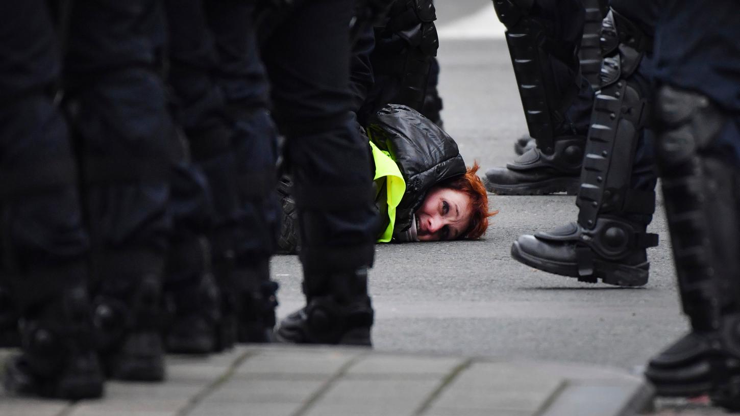 Die Polizei hat am Samstag vor den erneuten "Gelbwesten"-Protesten mehr als 400 Personen festgenommen.