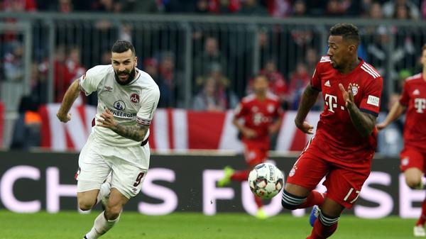 "Club chancenlos: Der FCN kriegt in München auf die Mütze" lautete derweil die Überschrift zum vorletzten Club-Bayern-Clinch in München. 0:3 hieß es damals aus Sicht von Nürnbergern, die beim deutschen Branchenprimus zwar zurecht verloren hatten, aber nicht wie kurz zuvor in Dortmund (0:7) oder Leipzig (0:6) allzu deutlich unter die Räder gekommen waren.