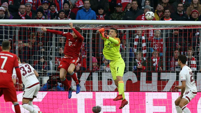 Nach einer Ecke von Joshua Kimmich fällt das 1:0 für den FC Bayern. Fabian Bredlow geht im Fünf-Meter-Raum zu zögerlich zum Ball, Robert Lewandowski sagt Danke und nickt den Ball in die Maschen.