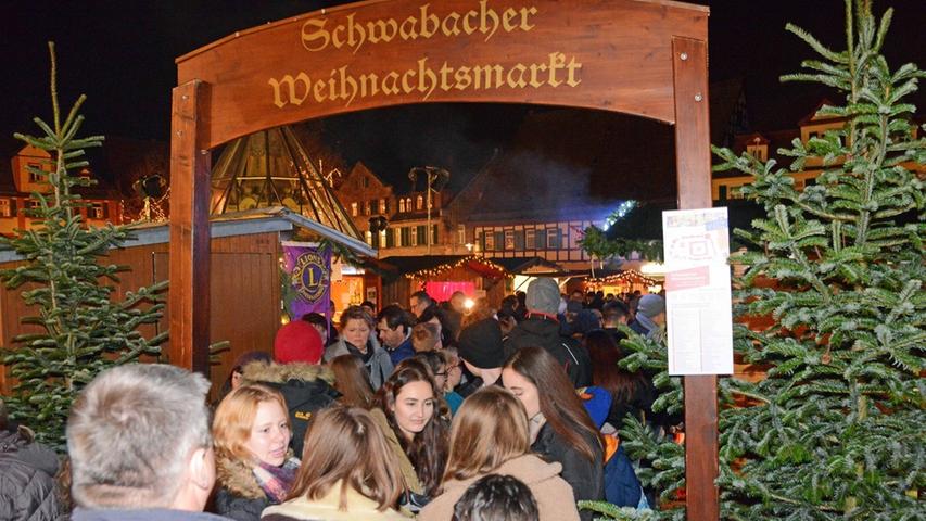 Prolog und Blasmusik: Weihnachtsmarkt in Schwabach eröffnet