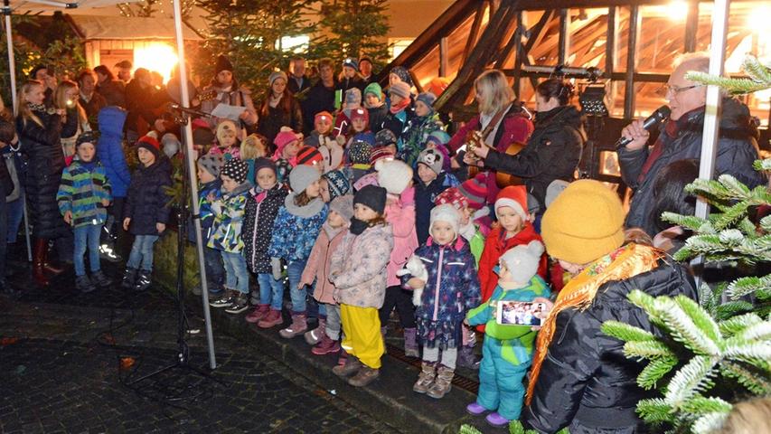 Prolog und Blasmusik: Weihnachtsmarkt in Schwabach eröffnet