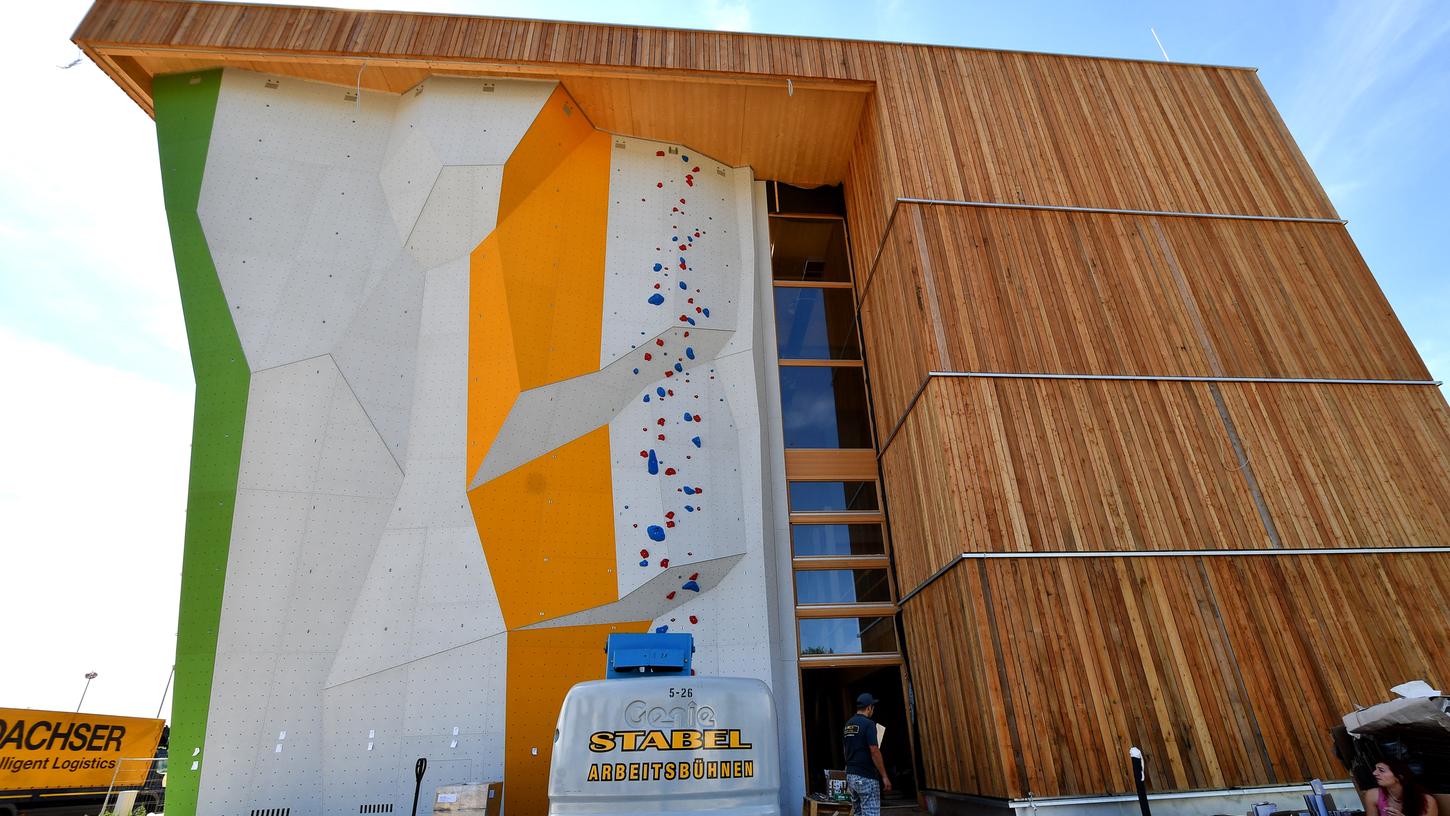 Über stolze 46 900 Euro darf sich der Alpenverein Neumarkt für seine neue Kletterhalle freuen.