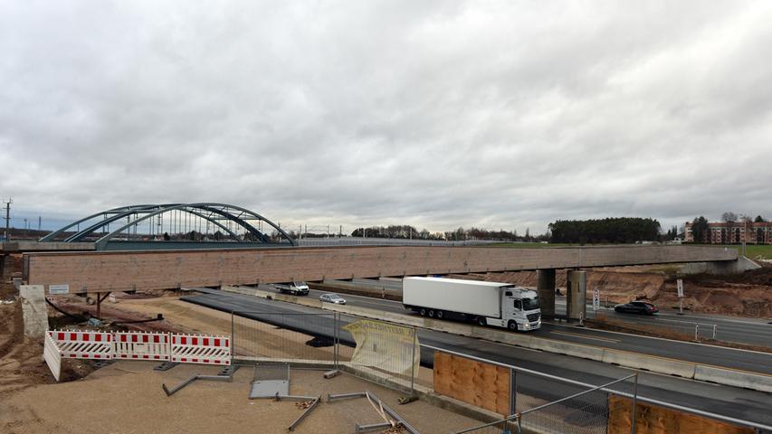 Die provisorische Geh- und Radwegbrücke über die Autobahn zwischen Eltersdorf und Bruck ist in der Nacht zum Sonntag entfernt worden. In einer nächtlichen Aktion wurde die Holzbrücke ausgehoben, die A3 war deswegen stundenlang gesperrt. Im Hintergrund sieht man die neue Brücke.