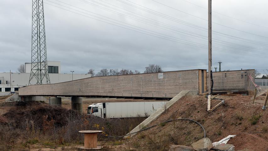 Die provisorische Geh- und Radwegbrücke über die Autobahn zwischen Eltersdorf und Bruck ist in einer nächtlichen Aktion wieder ausgehoben worden. So sah sie aus.