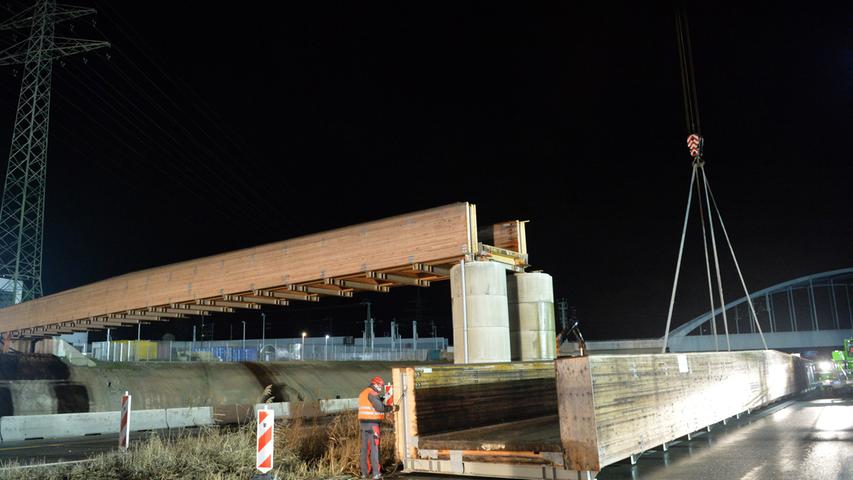 Mit Kran und massiven Haken: Holzbrücke schwebte über A3