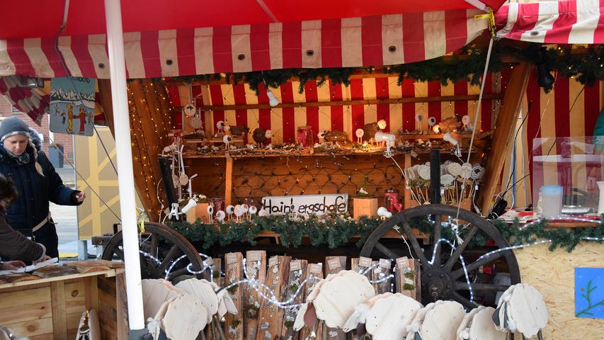 Holzkunst und Vogelzucht: Bilder vom Weihnachtsmarkt in Oberasbach