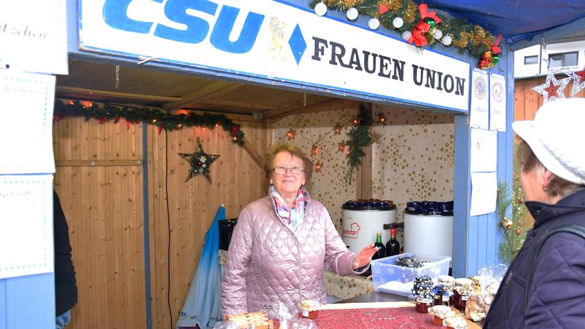 Holzkunst und Vogelzucht: Bilder vom Weihnachtsmarkt in Oberasbach