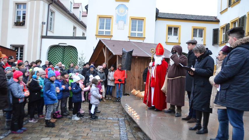 Christbaumschmuck und süße Geschenke: Der Weihnachtsmarkt in Allersberg