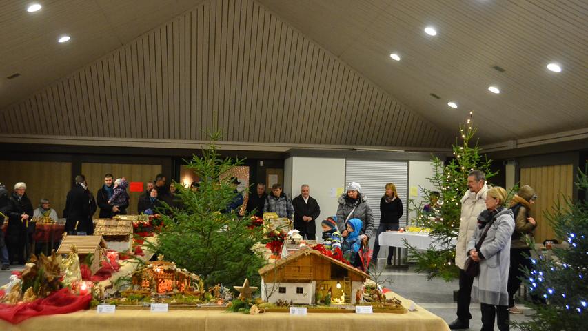 Christbaumschmuck und süße Geschenke: Der Weihnachtsmarkt in Allersberg