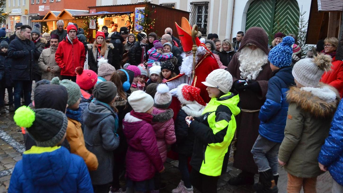Gebete und süße Geschenke: Weihnachtsmarkt in Allersberg