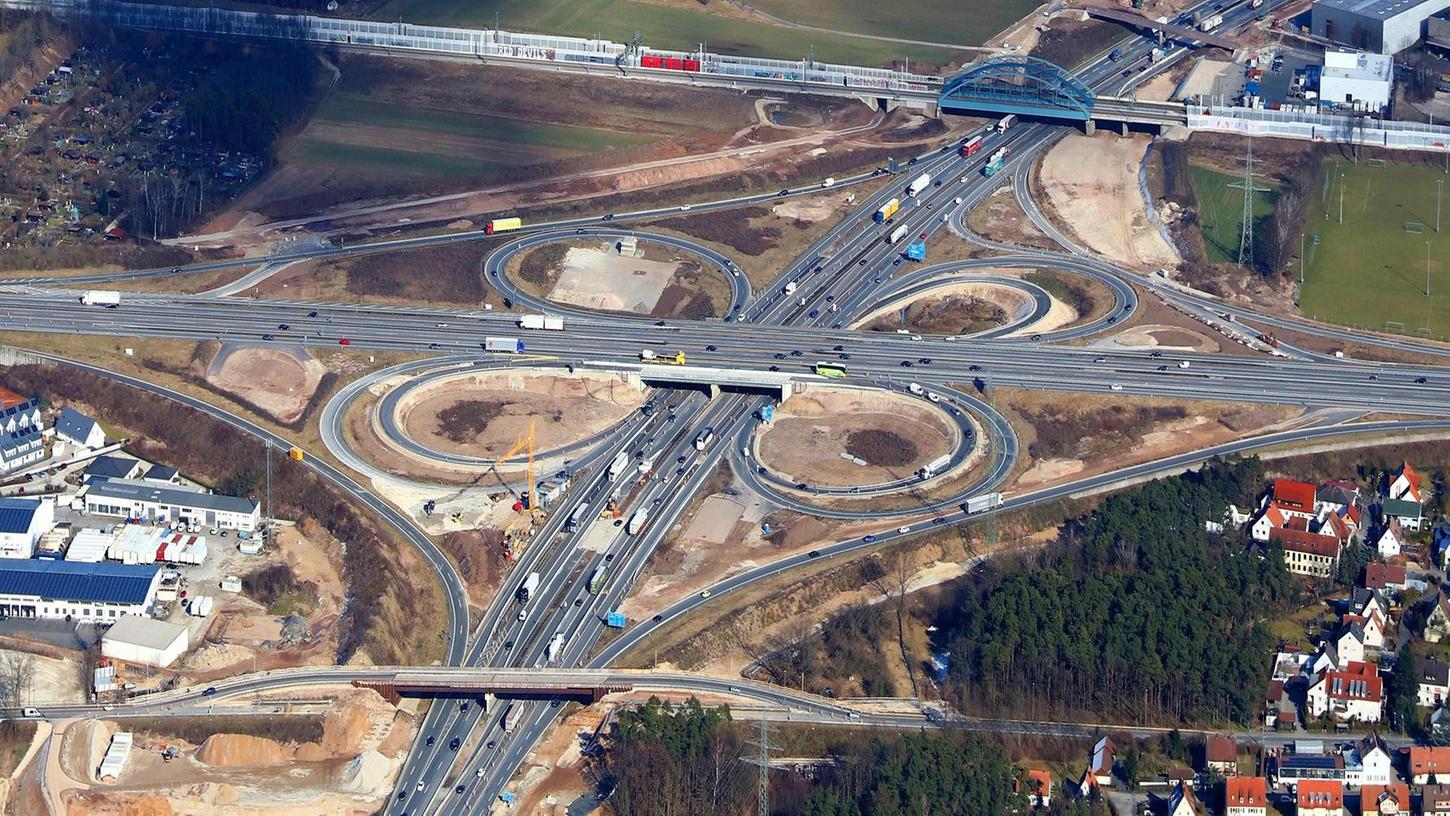 Schon auf diesem im März 2018 aufgenommenen Luftbild kann man erkennen, welche Dimensionen die Baustelle am Autobahnkreuz Fürth/Erlangen annimmt, auf der bis zu 150 Arbeiter gleichzeitig hämmern, planieren, baggern und asphaltieren.
