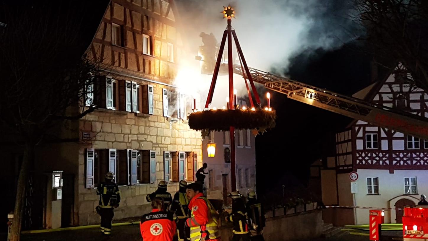 Cadolzburg: Zwei Verletzte nach Feuer in Fachwerkhaus