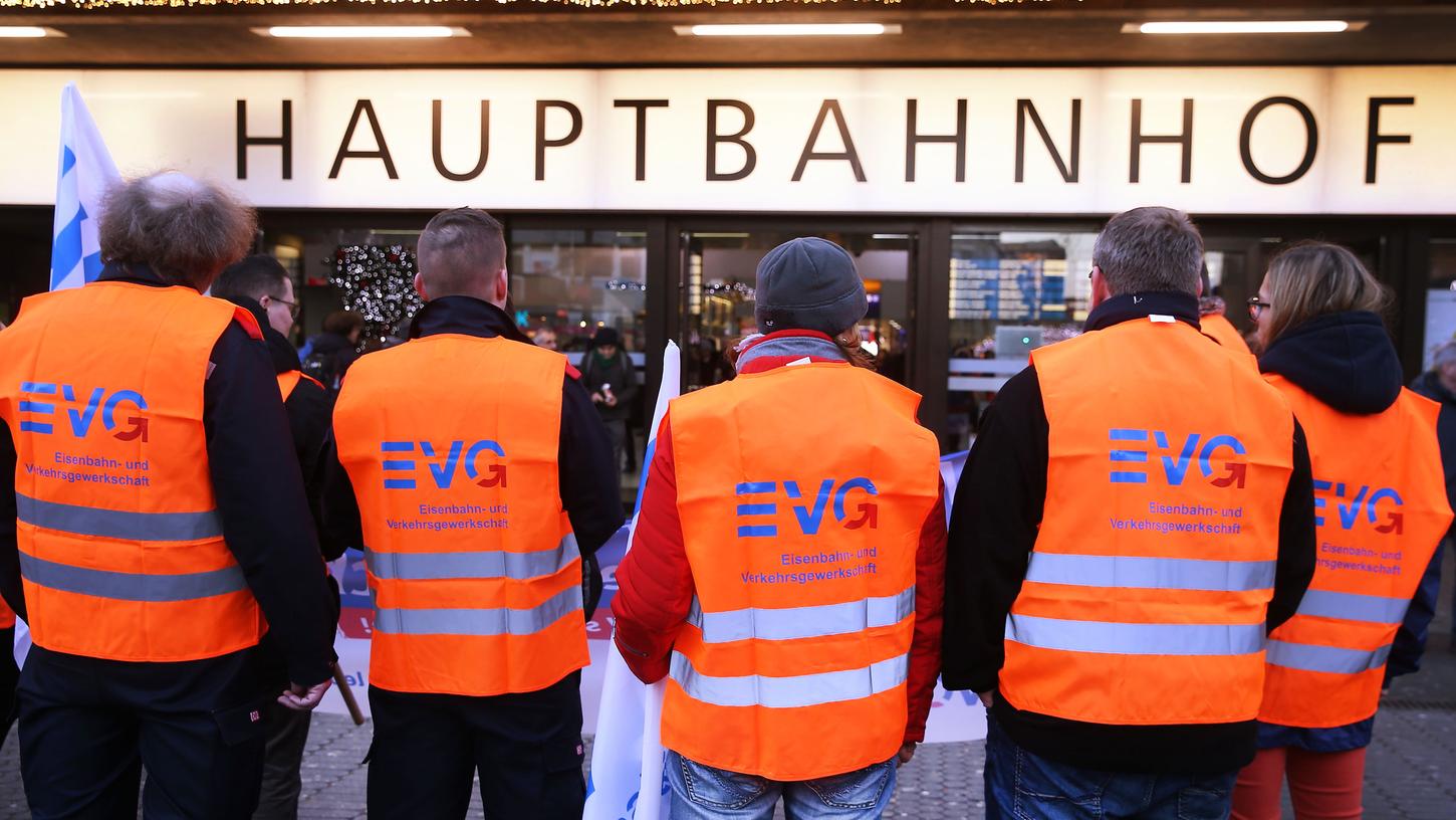 Ein Bild, wie es sich am Montag in ganz Deutschland bot: EVG-Mitarbeiter streiken vor dem Düsseldorfer Bahnhof.