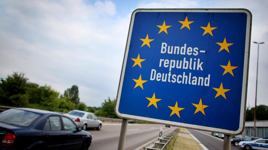 Aber wenn Deutschland sich an die Buchstaben des Vertrags hält, wird es doch attraktiver für Migranten. Ist der Pakt also, wie von der AfD behauptet, ein Anreiz für Unentschlossene, sich rasch hierher aufzumachen?Das wäre der Fall, wenn sich durch die Ratifikation des Pakts hierzulande etwas verändern würde. Bloß: Deutschland erfüllt bereits jetzt alle darin angesprochenen Standards — auf Zugang zu Grundleistungen gibt es einen Rechtsanspruch, der auch eingeklagt werden kann. Ferner erhalten Migranten hier Unterkunft, Gesundheitsfürsorge und Verpflegung. Sollten andere Staaten ihr Niveau in diesem Bereich anheben — und genau darauf zielt dieser Pakt ja ab — könnte Deutschland am Ende sogar entlastet werden.