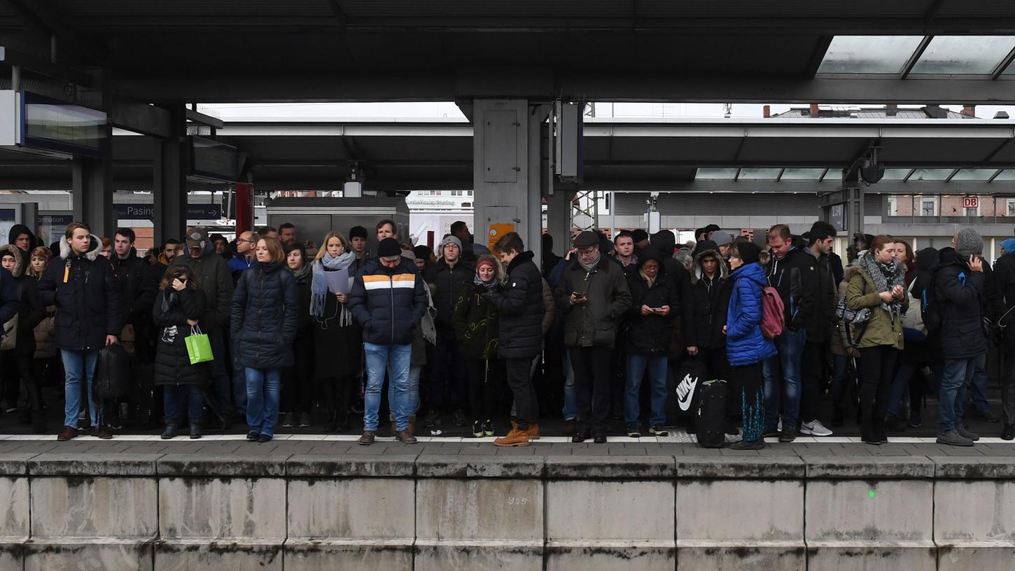 Am Montag kam es in ganz Deutschland zu einem Warnstreik der Gewerkschaft EVG, weil ihr das Angebot der Deutschen Bahn im Zuge von Tarifverhandlungen zu wenig war.
