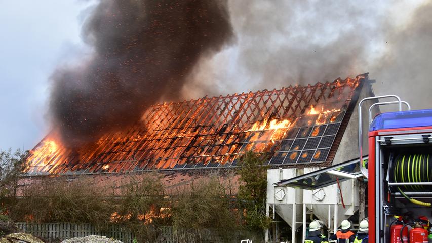 Alles niedergebrannt: Feuer zerstört Hof in Rehlingen
