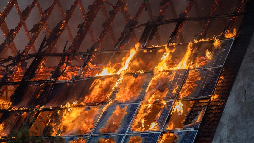 Alles niedergebrannt: Feuer zerstört Hof in Rehlingen
