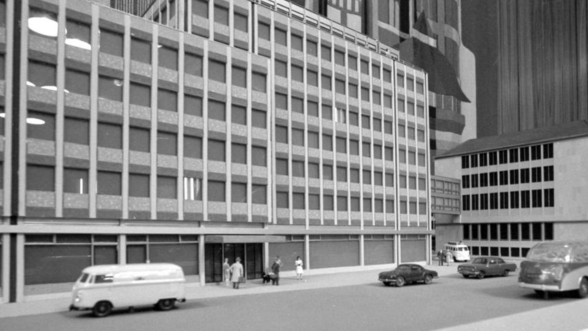 Das Modell zeigt die Ausmaße des Erweiterungsbaus. Es überragte um einiges das alte, zu klein gewordene Gebäude der Sparkasse.
 Hier geht es zum Kalenderblatt vom 11. Dezember 1968: Altstadt-Lücke modern gefüllt.