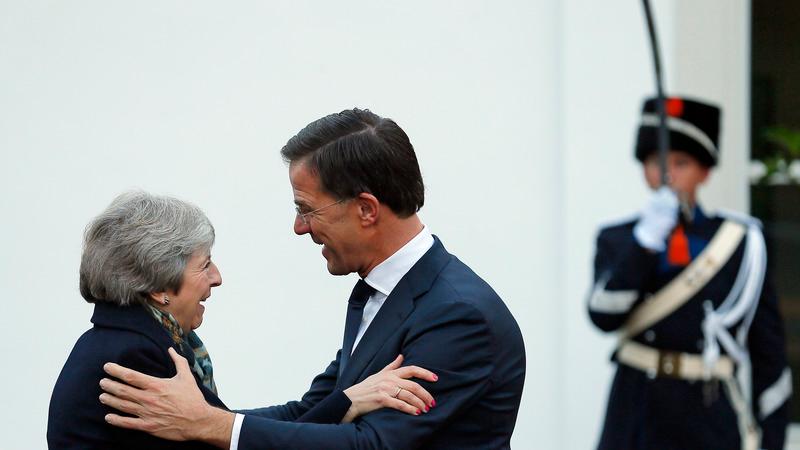 Mark Rutte, Premierminister der Niederlande, begrüßt Theresa May, Premierministerin von Großbritannien, bei ihrer Ankunft.
