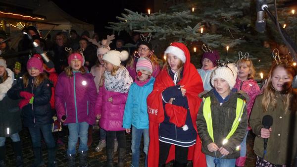 Nieselregen, grau verhangener Himmel und wenig winterliche Temperaturen waren nicht gerade die besten Voraussetzungen für den Weihnachtsmarkt. Bei der traditionellen Christbaumfeier auf dem Rathausplatz lauschten dennoch zahlreiche Besucher dem Chor der Grundschule unter der Leitung von Andrea Körner.