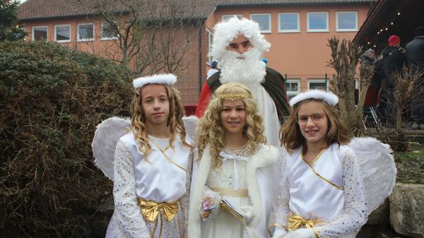 Zum letzten Mal hat auf dem Pausenhof der Mittelschule in Veitsbronn der beliebte Adventsmarkt stattgefunden. Im kommenden Jahr wird der Budenzauber rund um das Rathaus und die Zenngrundhalle errichtet, außerdem auf dem östlichen Dorfplatz. Christkind Lisa Bauer und die Engel Selina Zill und Sophie Augustin kämpften derweil mit der schneidenden Kälte.