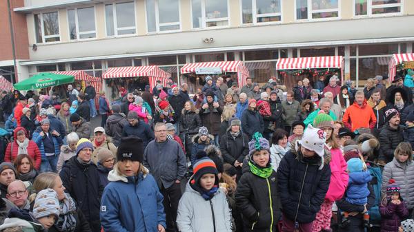 Der Wind hatte dem Nikolaus, alias Hans Feder, heuer die rote Mütze vom Kopf gezogen. So wunderten sich alle darüber, dass dem Nikolaus eines seiner typischen Merkmale fehlte.