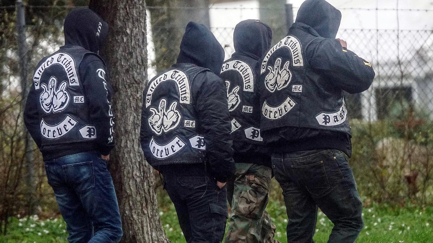 Die Gruppierung "United Tribuns" steht seit längerem im Visier der Polizei. Hier gehen Mitglieder in Heidenheim zu der Beerdigung eines Kameraden.