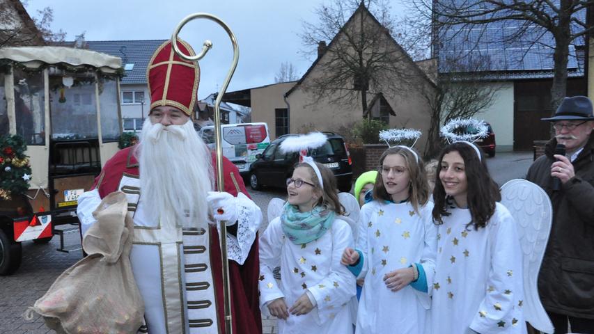 Der Besuch vom Nikolaus und von den drei Engeln gehört zu den Attraktionen des Puschendorfer Adventsmarkts.