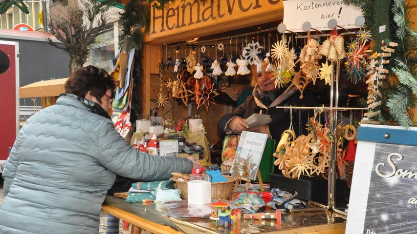 Das Christkind und der Posauenenchor eröffnen mit Bürgermeister Uwe Emmert den Wilhermsdorfer Weihnachtsmarkt. Auch viele Buden lockten die Besucher.