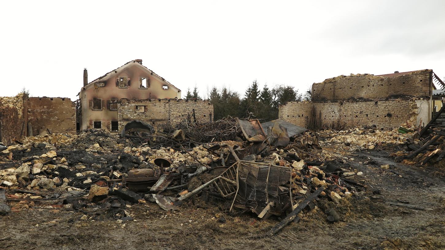 Das Wohnhaus ist ein Skelett, von den beiden Scheunen stehen nur noch Mauerreste: Der Bauernhof im Weiler Lohhof nahe Rehlingen ist nach dem Großbrand von Montag nur noch eine Ruine.