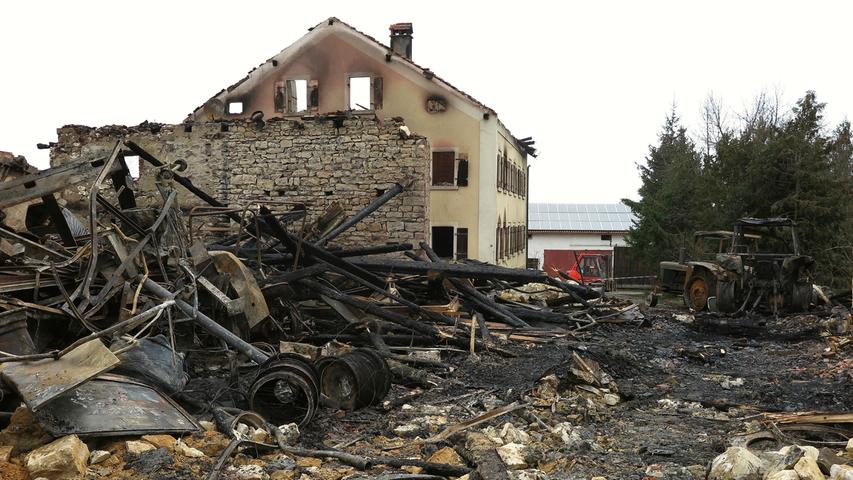 Großbrand bei Rehlingen: Nur die Ruinen des Lohhofs stehen noch