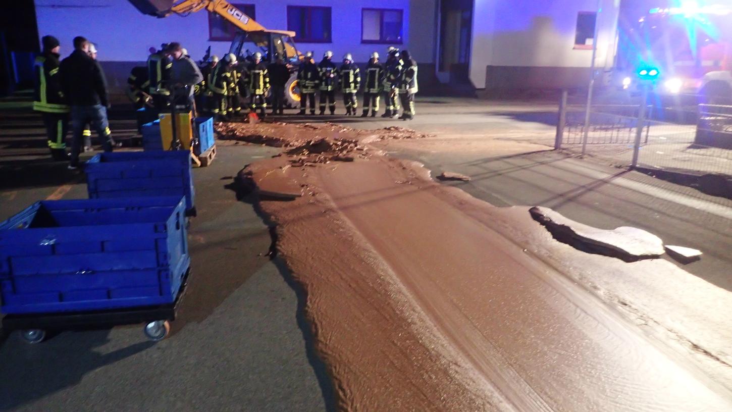 Die Feuerwehr hatte es am Dienstag in Werl mit einem besonders "süßen" Einsatz zu tun: EIne Tonne Schokolade war aus einer Pralinenfabrik auf die Straße geströmt.