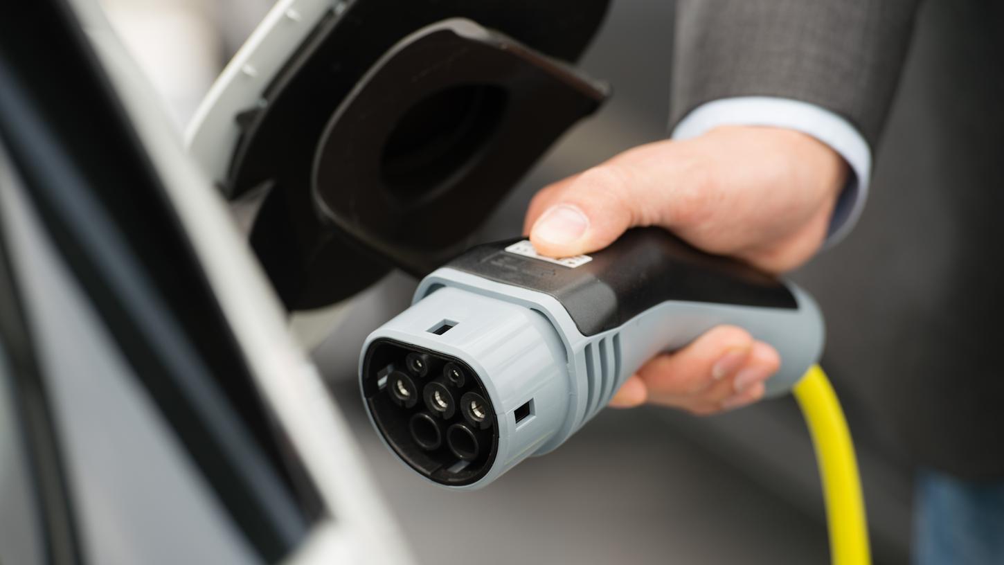 "Unser Ziel ist, dass 70 Prozent der neu zugelassenen Autos bis 2030 in Bayern elektrisch fahren", sagte Ministerpräsident Markus Söder am Dienstag in seiner Regierungserklärung im Landtag.