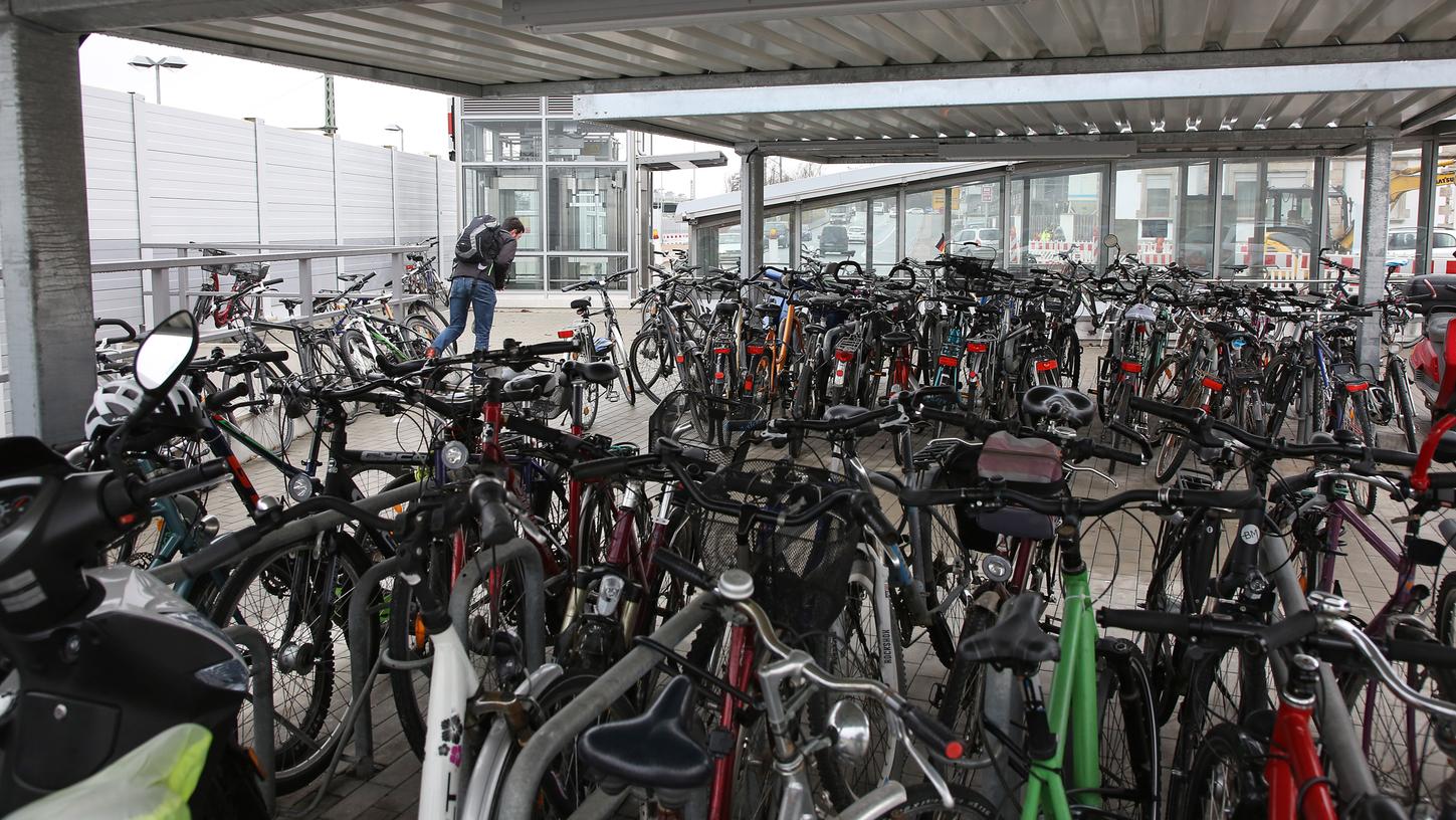 Das Fahrrad am Forchheimer Bahnhof abstellen? An der Bayreuther Straße ist das meistens eine Katastrophe. Die Stadt verspricht, sich des Problems anzunehmen.