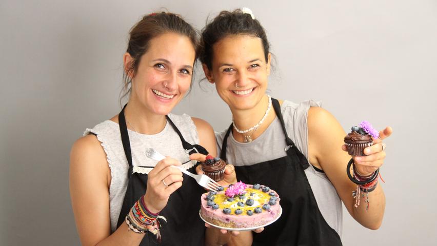 Weihnachten geht auch vegan: Ariane Fitzgerald (rechts), die mit ihrer Schwester Andrea Maier "Roswitha & Brigitte 3.0.", den veganen Cateringservice betreibt, hat uns ihr Rezept für "Schokoladen-Mousse" verraten.