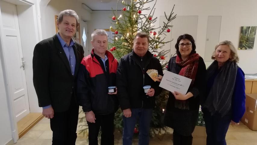 Über eine Spende von 300 Euro kann sich in diesem Jahr die Treuchtlinger Tafel freuen: Der Forstbetrieb Kaisheim der Bayerischen Staatsforsten spendete für die Treuchtlinger Tafel e.V. aus den Verkaufserlösen des Weihnachtsmarkts in Kaisheim 300 Euro. An unserem Stand am Weihnachtsmarkt in Kaisheim verkauften wir veredelte Produkte unserer Wälder: Dies waren frisches Wildfleisch von Reh und Wildschwein, Mistel- und Tannenzweige, schöne Holzschnitzereien unserer Azubi und feine Marmelade, die unsere Mitarbeiterinnen aus dem Garten unseres Forstbetriebs geerntet und eingekocht hatten. Die gesamten Erlöse unseres Weihnachtsverkaufs wurden für soziale Hilfsprojekte (Tafeln in Donauwörth und Treuchtlingen, Kartei der Not) gespendet. Die Geldspende übergaben Forstbetriebsleiter Helmut Weixler und die Mitarbeiterinnen Liselotte Schnitzler und Karin Schreck an Willi Feigel und Rudi Winkelmeier von der Treuchtlinger Tafel. Der Forstbetrieb will damit die gesellschaftlich wichtige Arbeit der Tafeln unterstützen und den Besuchern der Tafel zu Weihnachten eine Freude bescheren. Willi Feigel bedankte sich im Namen der Treuchtlinger Tafel und ihrer Gäste für das weihnachtliche Geschenk.Über die Weihnachtsaktion freuten sich Willi Feigel (3. von rechts) und Rudi Winkelmeier (2. Von links) von der Treuchtlinger Tafel sowie das Team des Forstbetriebs Kaisheim, Helmut Weixler (links), Liselotte Schnitzler (rechts) und Karin Schreck (2. von rechts). Über eine Spende von 300 Euro kann sich in diesem Jahr die Treuchtlinger Tafel freuen: Der Forstbetrieb Kaisheim der Bayerischen Staatsforsten spendete für die Treuchtlinger Tafel e.V. aus den Verkaufserlösen des Weihnachtsmarkts in Kaisheim 300 Euro. An unserem Stand am Weihnachtsmarkt in Kaisheim verkauften wir veredelte Produkte unserer Wälder: Dies waren frisches Wildfleisch von Reh und Wildschwein, Mistel- und Tannenzweige, schöne Holzschnitzereien unserer Azubi und feine Marmelade, die unsere Mitarbeiterinnen aus dem Garten unseres Forstbetriebs geerntet und eingekocht hatten. Die gesamten Erlöse unseres Weihnachtsverkaufs wurden für soziale Hilfsprojekte (Tafeln in Donauwörth und Treuchtlingen, Kartei der Not) gespendet. Die Geldspende übergaben Forstbetriebsleiter Helmut Weixler und die Mitarbeiterinnen Liselotte Schnitzler und Karin Schreck an Willi Feigel und Rudi Winkelmeier von der Treuchtlinger Tafel. Der Forstbetrieb will damit die gesellschaftlich wichtige Arbeit der Tafeln unterstützen und den Besuchern der Tafel zu Weihnachten eine Freude bescheren. Willi Feigel bedankte sich im Namen der Treuchtlinger Tafel und ihrer Gäste für das weihnachtliche Geschenk.Über die Weihnachtsaktion freuten sich Willi Feigel (3. von rechts) und Rudi Winkelmeier (2. Von links) von der Treuchtlinger Tafel sowie das Team des Forstbetriebs Kaisheim, Helmut Weixler (links), Liselotte Schnitzler (rechts) und Karin Schreck (2. von rechts).
