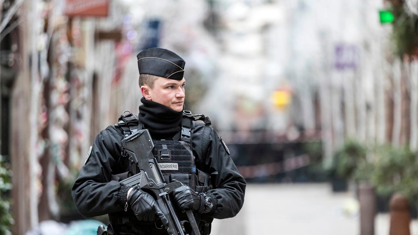 Nach dem Anschlag auf den Straßburger Weihnachtsmarkt fahndet die Polizei nun auch in Bayern. Gefahr für einen weiteren Anschlag besteht laut Polizei nicht.