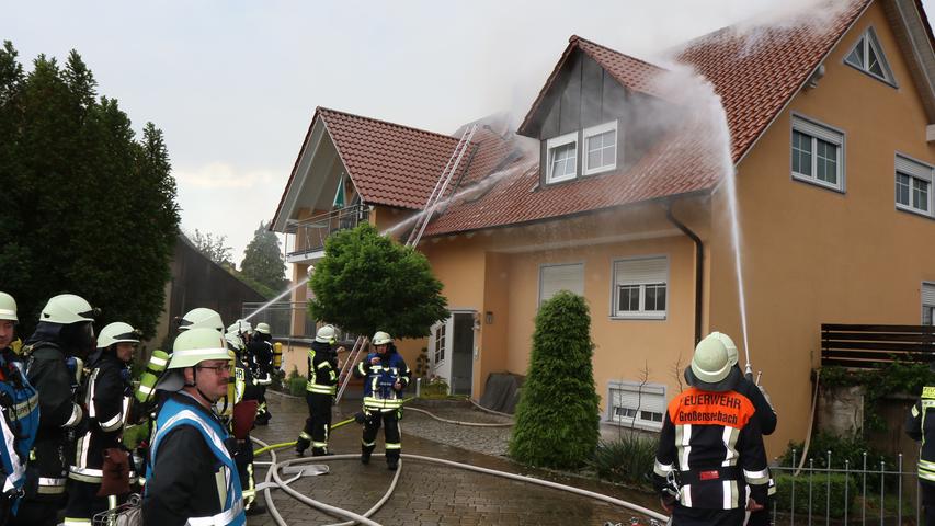 Ebenfalls ein Blitz setzte den Dachstuhl eines Hauses in Niederlindach in Brand.